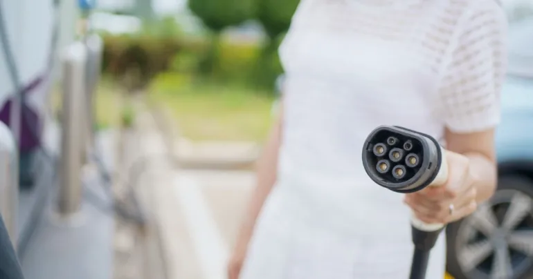 Colonnine auto elettriche, gli ultimi dati su strade e autostrade e la sfida del PNRR