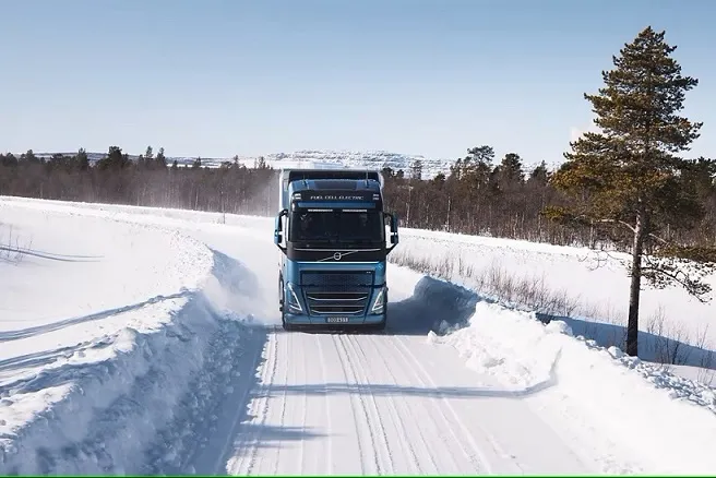 Volvo Trucks testa i camion elettrici alimentati a idrogeno sulle strade pubbliche